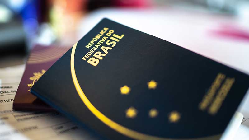 Passaportes português e brasileiro